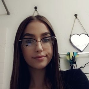 Meet your Posher, Caitlin